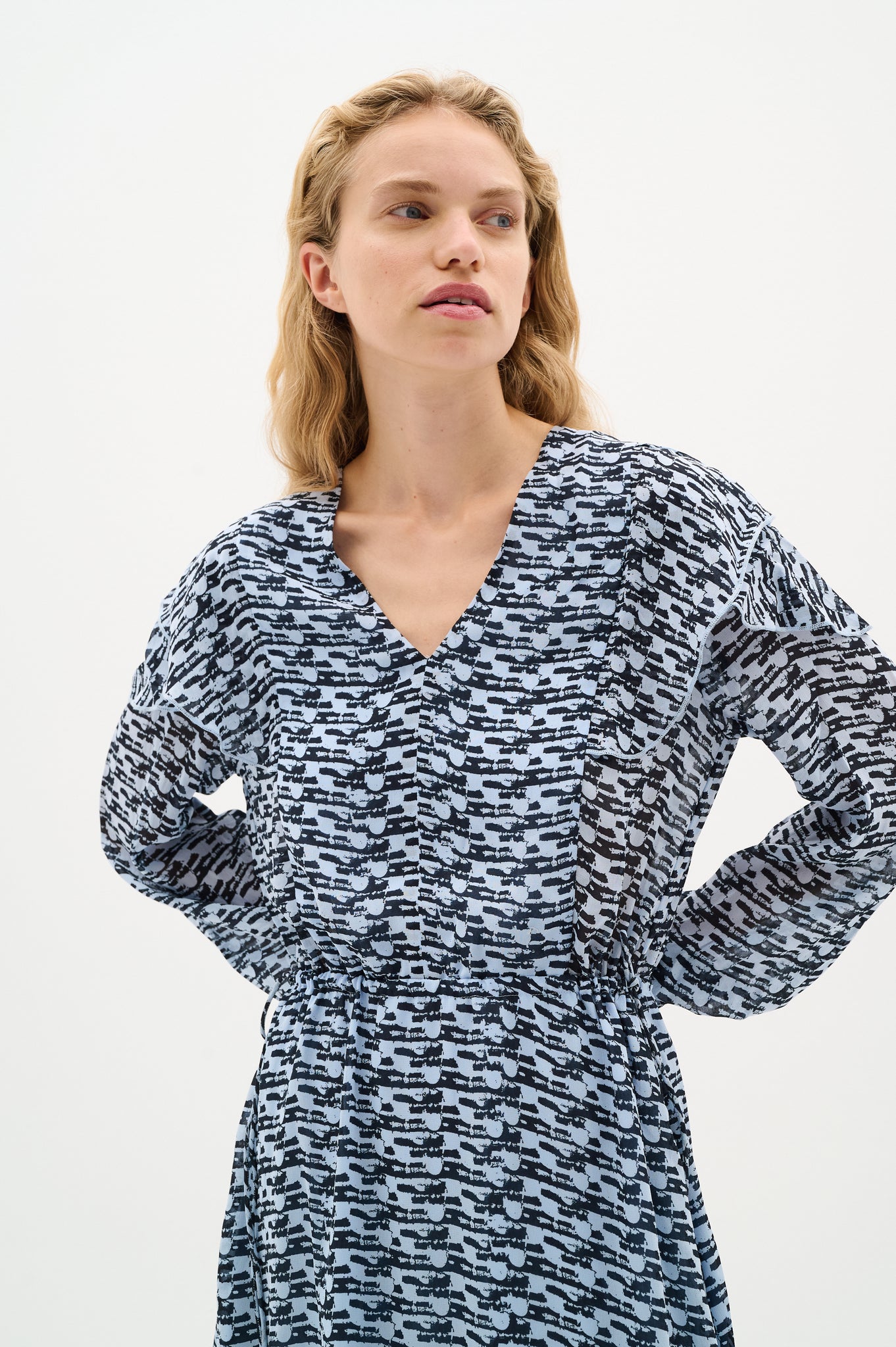 In Wear Cessie Dress, Blue Diffused Wall