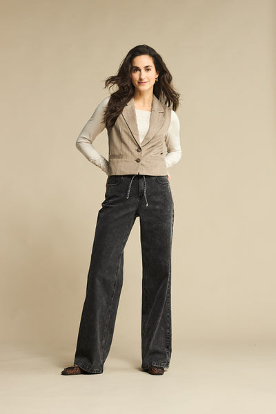 Red Button Claudette Black Denim With a Belt