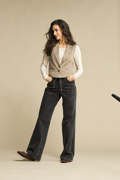 Red Button Claudette Black Denim With a Belt