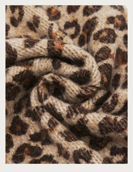 Fraas Cozy triangular scarf with a leopard print