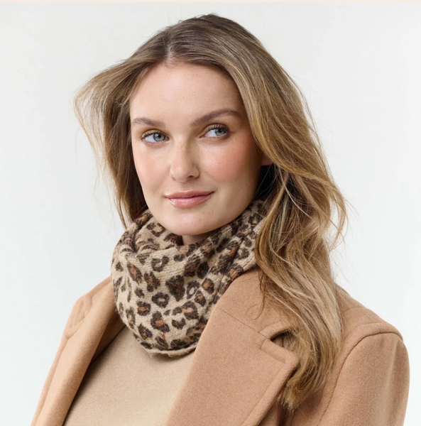 Fraas Cozy triangular scarf with a leopard print