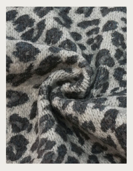 Fraas Cozy triangular scarf with a leopard print, Grey
