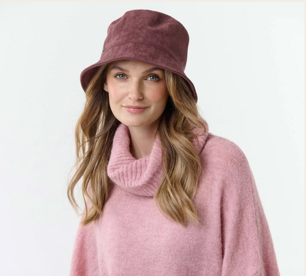 Loevenich Bucket Hat in Faux Suede, Wine